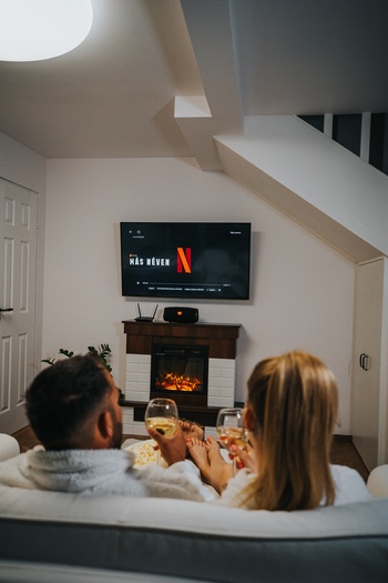 Tévézés a kandalló elött