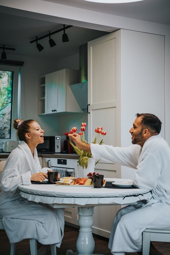 Reggeli a nappaliban